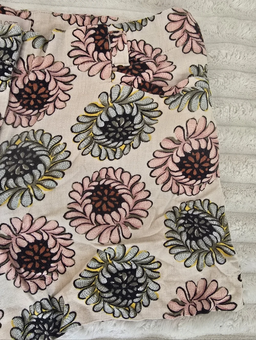 LOFT Ann Taylor Linen Bermuda Cream/pink floral shorts Ann Taylor Womens Size 6 - Picture 2 of 7